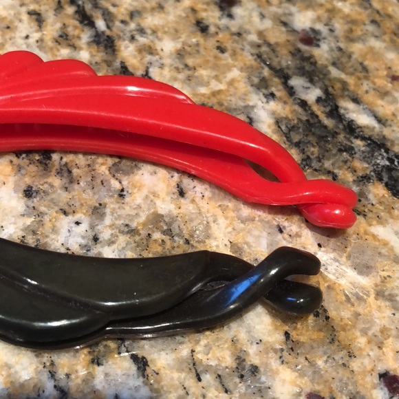 2. authentic Y2K black and red plastic hair  clips - Picture 4 of 12